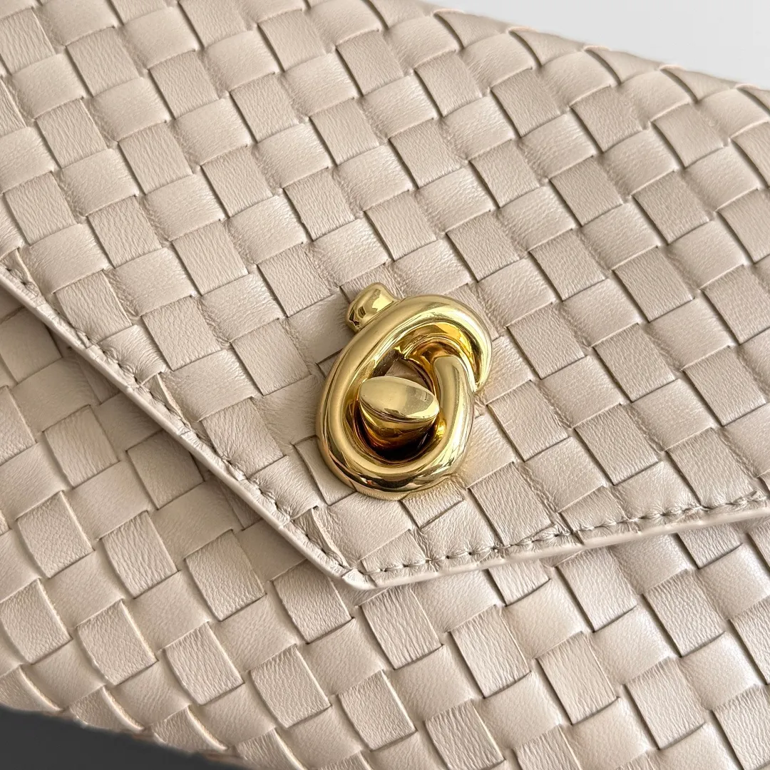 Batch 1660 BOTTEGA VENETA 2025 new product KNOT LOCK crossbody bag subverts the rigid lines of traditional tote bags, using drapey leather to create a three-dimensional silhouette that breathes. It has compartments and multiple card slots inside, making it a versatile commuter bag that can be used in various occasions. The details are full of exquisiteness, the casual retro color tone, and the upper body are full of elegance. Whether you are commuting or going out on the street, you can easily hold it. The two carrying methods of hand-carrying and long shoulder strap are very practical! At the same time, the shoulder strap is detachable, suitable for various dressing styles~ Whether it is a dinner party or daily commuting, it can be easily controlled and becomes your versatile tool❤️ Style number: 817191 Size: 25*16*5.5cm